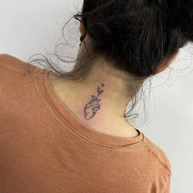 70+ nejúžasnějších tetování na krk pro ženy v roce 2022
