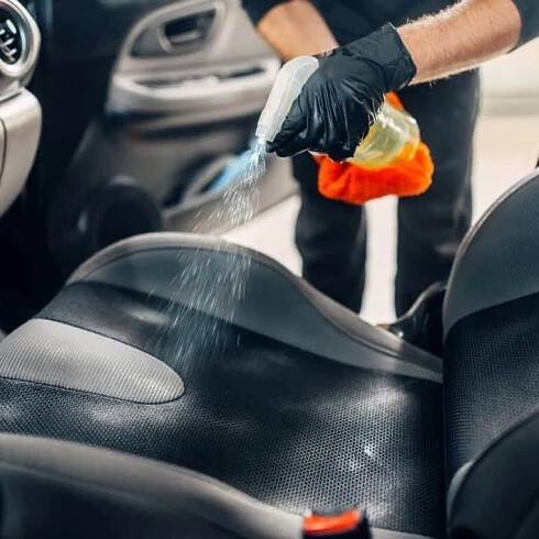 Jak vyčistit sedačky v autě. Textilní, kožené i autosedačky