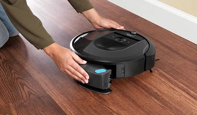 Tiskový snímek robotického vysavače iRobot Roomba i8 Combo