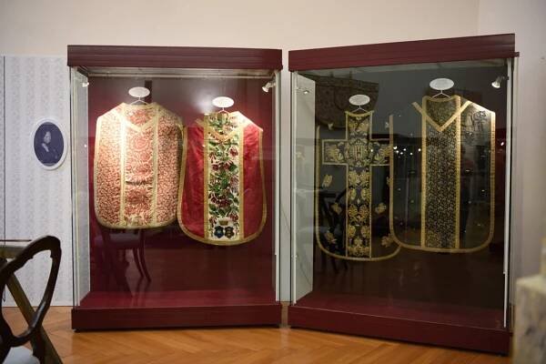 Kdo vyšíval, nehřešil. Liturgické oděvy od českých šlechtičen představuje Západočeské muzeum