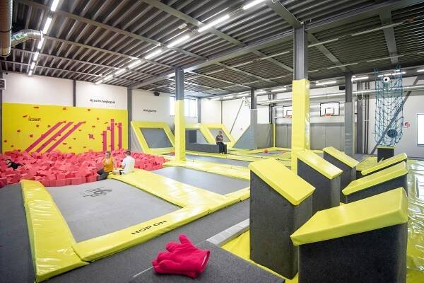 Kdo neskáče, není Čech! V Ostravě se otevřelo obří trampolínové centrum