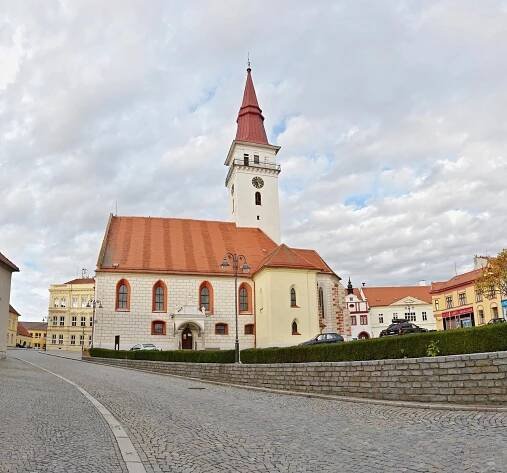 VIDEO: Barevné listí zdobí Jemnici. Podívejte se, jak ve městě kouzlí podzim