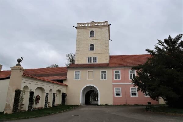 Soubor:Zámek Zásmuky (3).jpg