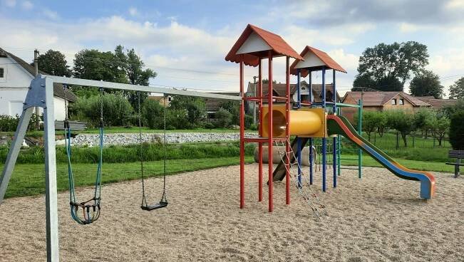Dětské hřiště Bácovice (Dětské hřiště) • Mapy.com