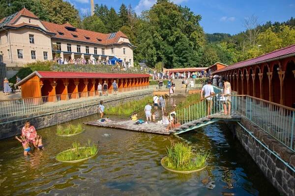 FOTOGALERIE: Lidé se ve Slunečních lázních pochlubili klobouky různých ražení i velikostí - Luhačovice.cz