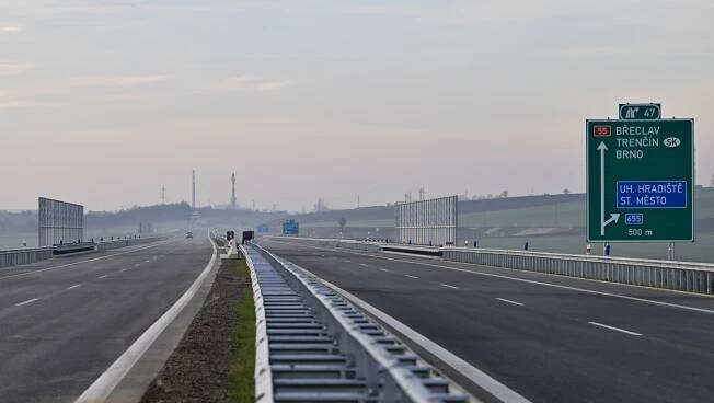 Rychleji do Rakouska a na Slovensko. Silničáři otevřeli tři navazující úseky dálnice D55 z Babic do Bzence
