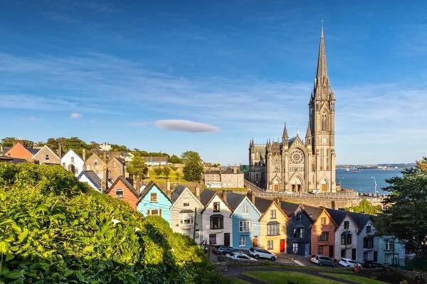 Panoramablick auf die bunten Häuser und die Kathedrale in Kerry, Irland.