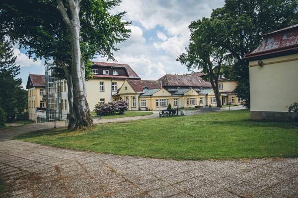 Galerie - exteriéry lázní | Tereziny lázně Dubí