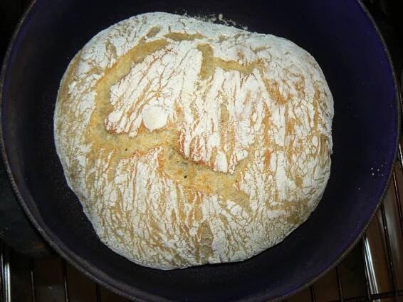 Recept: Domácí chléb (kyne přes noc) pečený v litinovém hrnci | Tradičnírecepty.cz