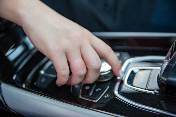 Auto Hold: Moderní asistent pro bezpečnější a pohodlnější řízení - Problémy s auty a tipy - Motor Fans