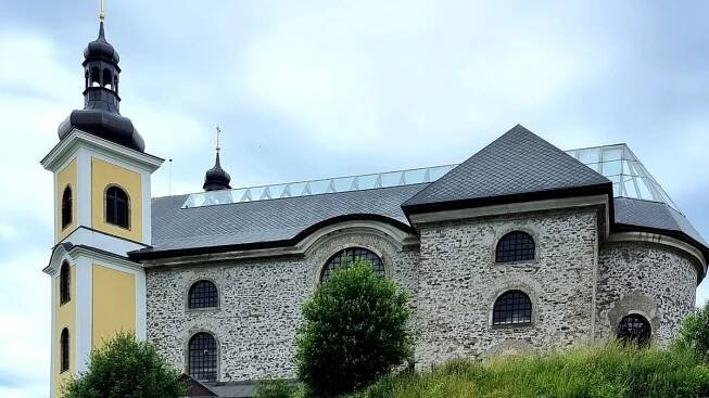 Evropská rarita v Orlických horách - unikátní kostel se skleněnou střechou, otevřený nonstop - Médium.cz