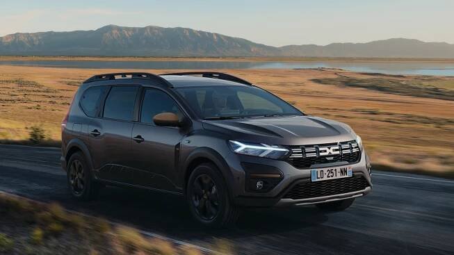 Dacia Jogger Hybrid má konečně české ceny. V nabídce je nejdražší, ale za palivo ušetříte