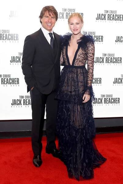 Tom Cruise and Danika Yarosh at an event for Jack Reacher: Nevracej se (2016)