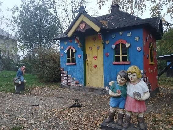 Výročí nádraží s perníkovou chaloupkou v Brně. Lidé obdivují květinovou výzdobu