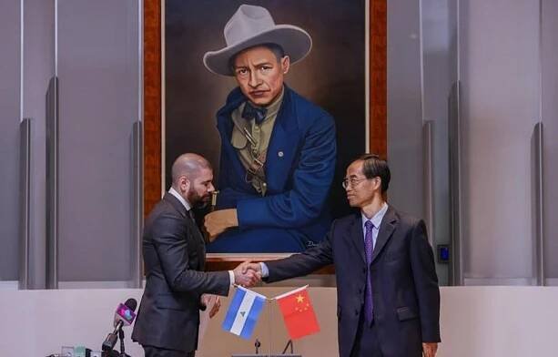 Julio López, former secretary of international relations of the FSLN, says that Ortega and Murillo are trying to "build a dynastic regime."