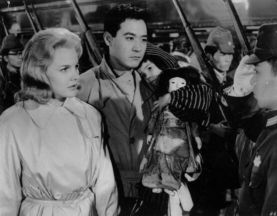 Carroll Baker, James Shigeta - Bridge to the Sun - Z filmu