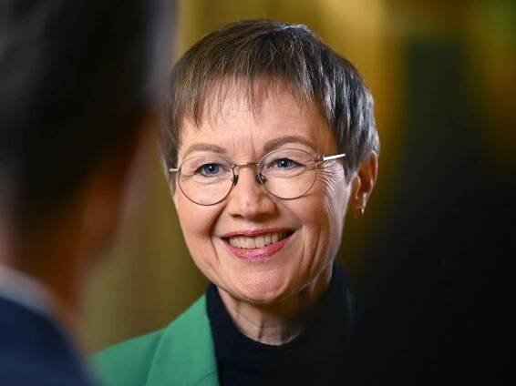 Brigitte Haas beantwortet Fragen nach dem Sieg ihrer Partei bei den Landtagswahlen im Fürstentum Liechtenstein und lächelt dabei ihren Gesprächspartner an.