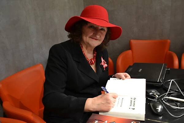 Ilustrátorka Lenka Kocierzová během prezentace knihy Co víme o smrti...? (Foto: Hana Papežová)