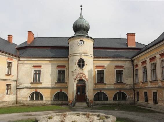 Soubor:Větrný Jeníkov - zámek, nádvoří obr01.jpg