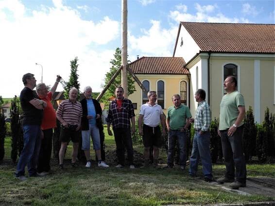 Májové slavnosti a stavění májů - Oficiální stránky obce Šumice
