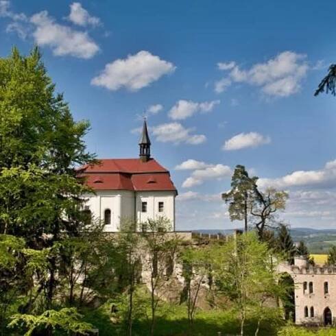 Pohled na kapli a konírnu