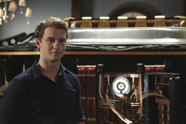 Freddie Stroma