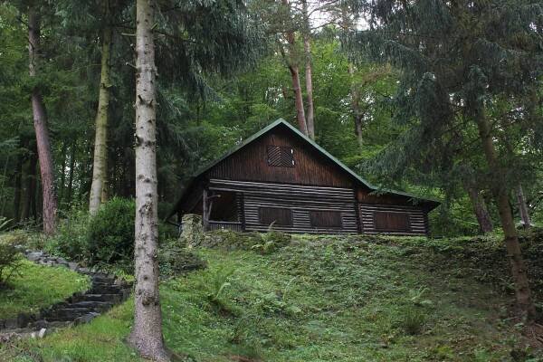 Hledání trampské romantiky v osadě Ztracenka a ukryté vyhlídky na Vltavu | KACHNA SE KOCHÁ