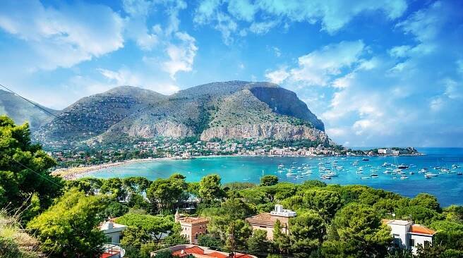 Sonne, Meer und Sightseeing im Frühling: Siziliens Metropole Palermo hat mit Mondello auch ein Seebad zu Füßen des Monte Pellegrino zu bieten