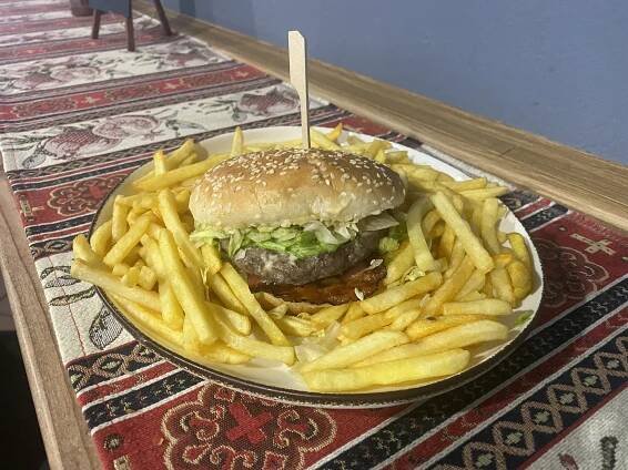Burger dle výběru třeba i s hranolky v centru Hradce Králové: hovězí, cheddar, nakládaná okurka či chilli