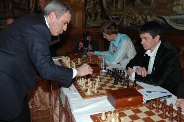„Nepředstavitelné válečné zločiny.“ Šachový mistr Kasparov ostře o Putinovi a jeho běsnění