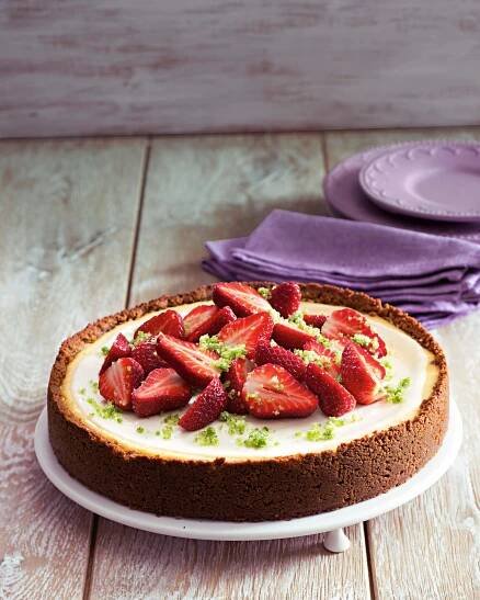 Cheesecake s jahodami a bazalkovým cukrem