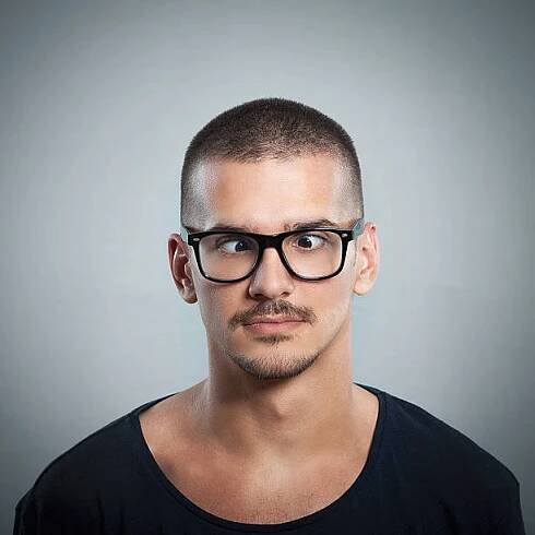 muž zkřížující oči - strabismus - stock snímky, obrázky a fotky