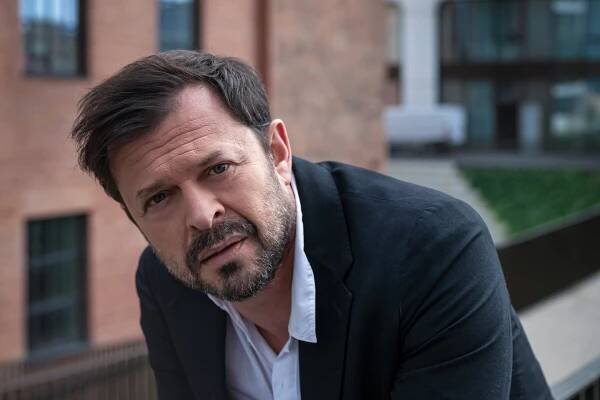 Herec Bárta: Zažil som, ako pred košickou políciou vybuchlo auto