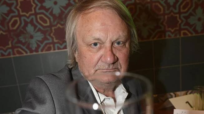 Jiří Adamec (76) se objevil ve společnosti: Místo manželky mu dělaly společnost krásné Miss. Došlo i na objetí
