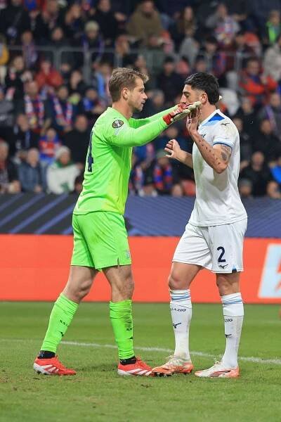 Kriminální fauly nedokázala Plzeň potrestat. Závěr proti Laziu fatálně nezvládla