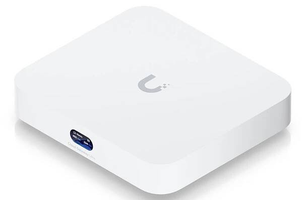 Pohled shora na cloudovou bránou Ultra Ubiquiti UCG-Ultra_03