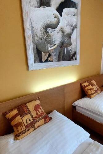 Postel nebo postele na pokoji v ubytování Afrika Hotel Frýdek-Místek