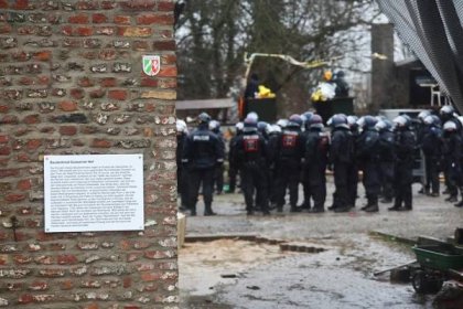 Aktivistku Gretu zadržela policie! Protestovala v Německu proti demolici vesnice
