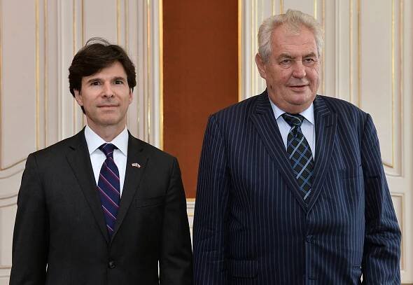 Foto: Vlajka EU na Hradě, červené trenky i holí na premiéra. To bylo prvních pět let se Zemanem