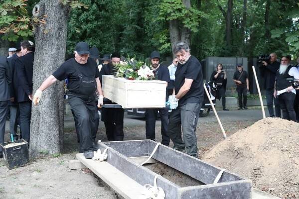 Židovský pohřeb zpěvačky Yvonne Přenosilové (†76): Jarmulky, »ztracený« syn a slzy kamarádky Filipovské