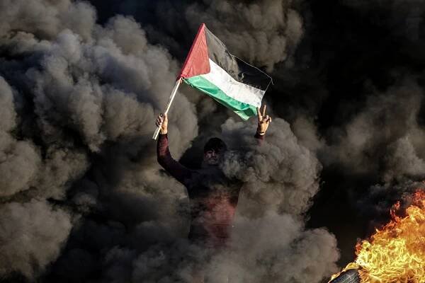 Foto: Oheň a střelba. Palestinci protestovali proti razii izraelské armády