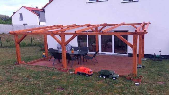 Vašek si postavil dřevěnou pergolu u domu svépomocí za 15 tisíc korun