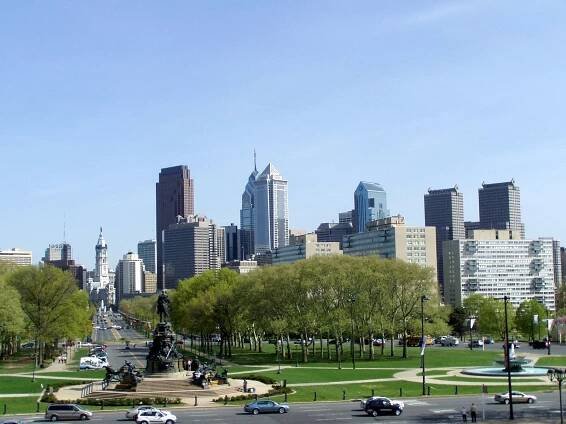 Soubor:Philadelphia skyline-daytime.JPG