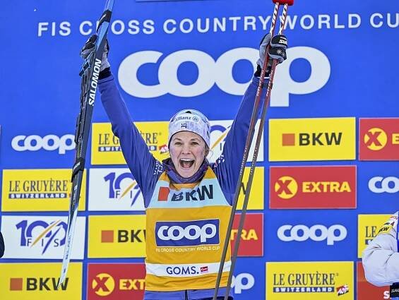 Americká bežkyňa na lyžiach Jessica Digginsová triumfovala v nedeľňajších pretekoch svetového pohára na 20 km voľne s hromadným štartom v Gomse.