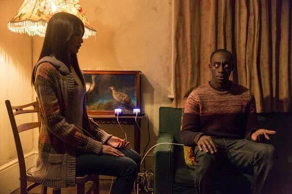 Humans - Epizoda 2 - Z filmu - Gemma Chan, Ivanno Jeremiah