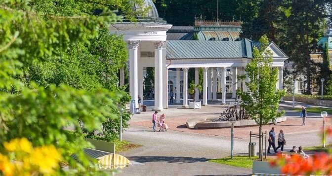 Promenáda u kolonády Karolinina pramene v Mariánských Lázních