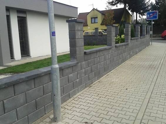 Plot z betonových tvarovek Play blok, dřevěné vodorovné plotovky – Dřevěné ploty na klíč