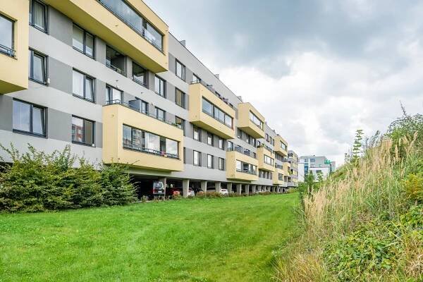 PRONAJMUTO – Prostorný a funkční byt 2kk s parkovacím stáním a balkónem - Next Reality Exclusive