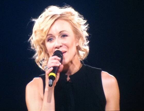 Soubor:Véronic Dicaire imitating Madonna @ Celine Dion Concert.jpg – Wikipedie