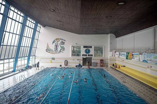 VODNÍ SVĚT!!! (Čapkárna) mohl dne 25. května 2020 poprvé otevřít. Lidé ale musí nosit roušky mimo bazén, jako opatření šíření koronavirohévo onemocnění COVDI-19.